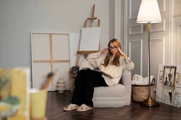 При планировке окружайте крупные предметы пропорциональными декоративными вставками. Например, большие настенные картины или панно следует размещать так, чтобы их размер занимал примерно одну треть стены, избегая слишком маленьких рамок, которые потеряются на фоне габаритных стен. Для небольших стен выбирайте минималистичные изделия среднего размера, иначе световые или цветовые нюансы потеряются, и композиция покажется разорванной.