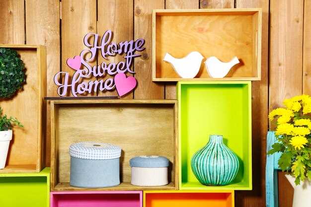 Рациональное совмещение крупных и мелких элементов при сохранении равновесия дает возможность зрительно расширить и украсить интерьер. В низком секторе можно разместить растения или крупные керамические изделия, а в верхней части – фотографии или картины меньших размеров, что создает ощущение многоуровневости и глубины.