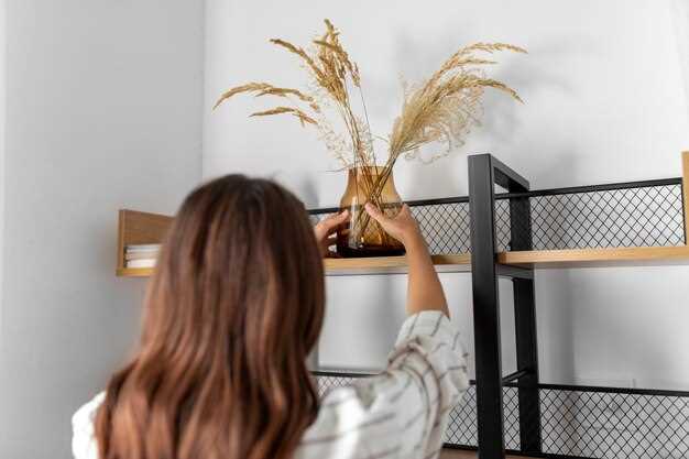 Для создания эстетически привлекательных композиций на полках важно сочетать предметы с разной высотой и формой. Используйте крупные элементы в нижней части для основания, постепенно вводя более тонкие и вытянутые объекты вверху. Этот принцип помогает поддерживать визуальную устойчивость и избегать ощущения перегруженности.