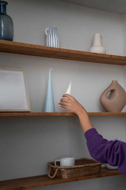 Размещение объектов на различных уровнях подразумевает использование специальных подставок или навесных креплений. Такие решения позволяют разбивать линейность и перераспределить визуальный поток. На средней высоте размещайте предметы, создающие акценты, а в верхней зоне – элементы, добавляющие невысокую пестроту и оригинальность общему восприятию. Это поможет обеспечить ощущение объемности и избежать плоскостности.