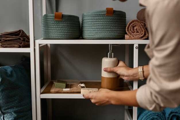 Рекомендуется использовать предметы разной формы и уровня детализации. Например, круглая ваза хорошо сочетается с угловатыми рамками или книгами. Это предотвращает монотонность и добавляет динамики к визуальному восприятию. Внимательно следите за балансом: не допускайте, чтобы один вид элементов доминировал над остальными.