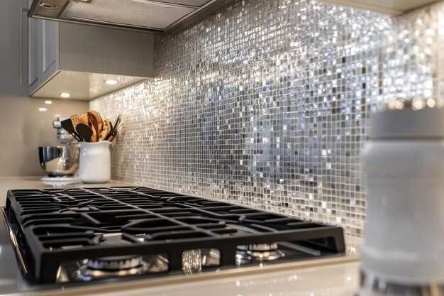 Камень натурального происхождения обладает высокой долговечностью и необычными эстетическими характеристиками. Он не боится тепла и обеспечивает стойкость к ударам. Эстетика каменных материалов сохраняется длительный срок, однако их стоимость, сложность монтажа и необходимость периодического ухода за поверхностью существенно ограничивают сферу использования.