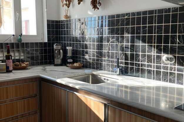 Достоинством пластиковых покрытий служит долговечность и малые затраты на установку, а также способность переносить температурные перепады. Но на длительном этапе эксплуатации их поверхность может стать менее привлекательной из-за накопления пыли и химических реакций с моющими средствами, что приводит к необходимости регулярной замены.