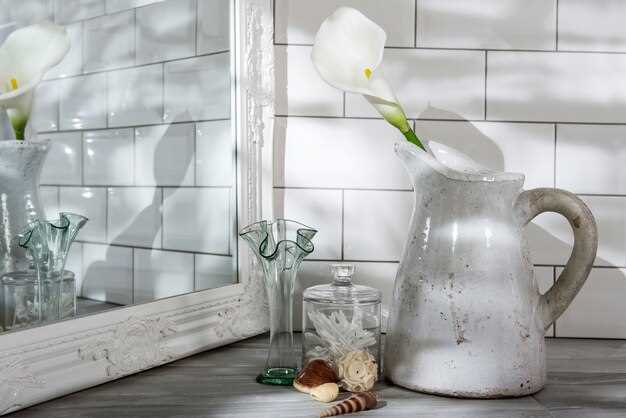 Облицовка из керамической плитки обладает высокой стойкостью к температурам и воздействию влаги, однако требует особой аккуратности при укладке. Используйте специальные межплиточные швы и клей, подходящий для влажных помещений, чтобы обеспечить долговечность покрытия. Уход за такой поверхностью заключается в регулярной очистке мягкими чистящими средствами без абразивных частиц, а при необходимости – замене поврежденных элементов на новые, чтобы избежать разрушения поверхности.