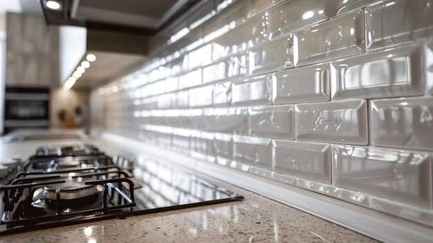 При монтаже поверхности из стеклянных элементов рекомендуется использовать клеевые составы, специально предназначенные для обработки стекла, чтобы обеспечить плотное прилегание и минимизировать риск трещин или сколов. Для крепления используют металлические или пластиковые профили, которые требуют точной подгонки и аккуратности при сборке. После установки важно тщательно очистить все соединительные швы от остатков клея или пыли, чтобы сохранить эстетичный внешний вид и продлить срок службы.