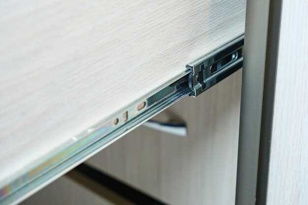 Точная настройка механизма, обеспечивающего плавное движение, требует использования специальных ключей для регулировки тормозных и демпфирующих элементов. Регулярно проверяйте зазоры и отклонения: отклонение более 1 мм по горизонтали или вертикали способно значительно снизить эксплуатационные характеристики. Не забывайте о своевременной очистке и смазке направляющих при помощи неагрессивных смазочных средств, чтобы избежать скапливания пыли и грязи, вызывающих ускоренный износ.