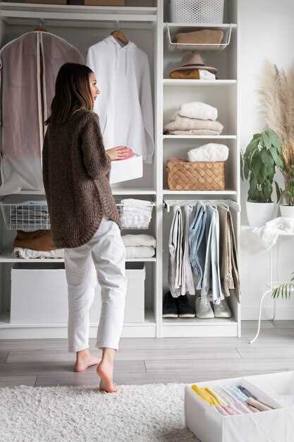 В любом случае, оптимальной считается организация системы хранения, включающей потолочные врезные антресьи, выдвижные ящики и закрытые шкафы. Глубина таких модулей – 60–70 см, что дает возможность разместить одежду любой длины и объемные аксессуары.