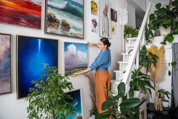 Перед размещением рекомендуется просчитать визуальные акценты. Несколько кричащих объектов, расположенных рядом, могут перегружать пространство и разрушать баланс. Лучше всего создавать композиции, где яркие цвета или крупные изображения чередуются с нейтральными или более спокойными. Такой подход помогает достичь ощущение «дыхания», а сочетание насыщенности и мягкости формирует целостность для визуального восприятия.