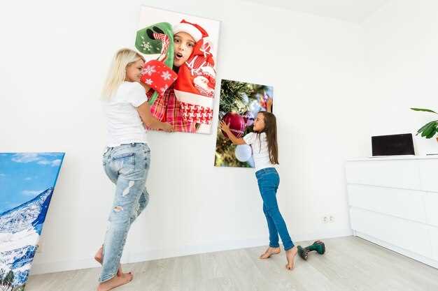 Материал изготовления изображений влияет на долговечность и восприятие. Хлопковые и полимерные полотна защищают работу от повреждений, а стеклянные или акриловые вставки создают современный вид. Для авангардного оформления подходят постеры на тонкой бумаге с матовым покрытием, в то время как классика требует плотных, фактурных рам.