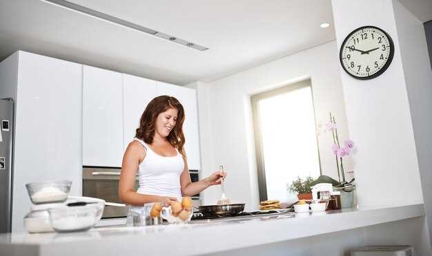 Для оптимизации пространства стоит отдавать предпочтение технике шириной не больше 45 см, что значительно сокращает занимаемый объем по сравнению с традиционными моделями. Например, узкие холодильники и посудомоечные машины позволяют оставить свободное место для хранения, не жертвуя функциональностью.