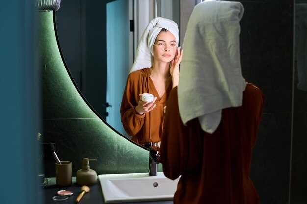 Оптимальный вариант – установить ряд светодиодных ламп в верхней части рамки зеркала, ориентированных на лицо под углом 45 градусов. Такой подход позволяет равномерно освещать кожу, устраняя тени и обеспечивая точное выставление макияжа или удаление волос при бритье.