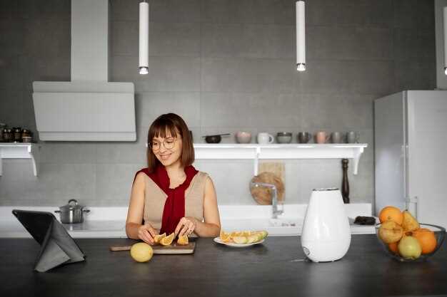 Оптимальным решением является комбинирование нескольких источников освещения, размещенных по разным линиям. Для надплитой части лучше выбрать узкий светильник, акцентирующий внимание на конкретной поверхности; с другой стороны, для зоны умывальника и стола лучше использовать блоки, создающие мягкое, равномерное освещение без теней. Таким образом, каждый участок будет освещен с учетом его функций, что обеспечит комфорт и эффективность работы на кухне в любое время дня и ночи.