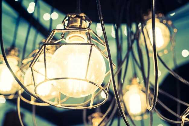 При планировании освещения рекомендуется устанавливать уровни яркости, соответствующие функциями пространства: для зоны отдыха оптимальными считаются показатели около 200-300 люмен на квадратный метр, что создает мягкое и расслабляющее свечение. В рабочей зоне или для чтения следует увеличить освещенность до 500-600 люмен, выбирая направленный свет с фокусной насадкой или точечные светильники. Такой подход позволяет исключить перенасыщенность или неравномерность освещения, предотвращая ощущение резких перепадов тени и легкий дискомфорт глаз.