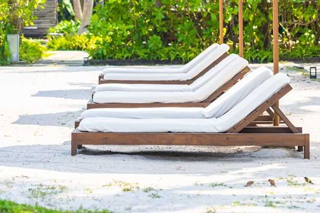 Устойчивым решением считается обработка поверхности специальными антикоррозийными составами и водоотталкивающими пропитками. Они создают защитный слой, препятствующий проникновению влаги в структуру материалов. Особенно важна обработка металлических элементов – такие меры значительно снижают риск появления ржавчины и деформации под воздействием низких температур.