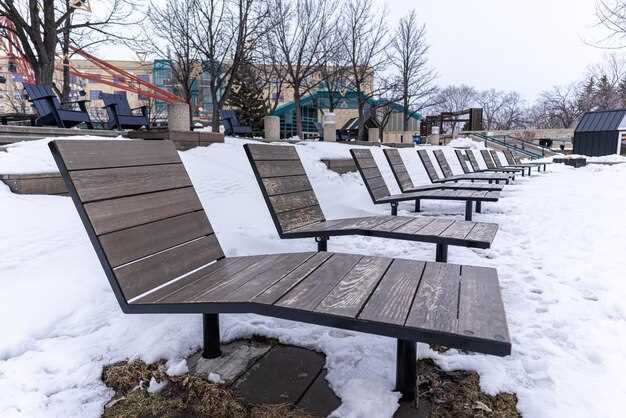 Рекомендуется отдавать предпочтение конструкциям из полимера или композитных материалов, устойчивых к увлажнению и перепадам температур. Такие материалы отличаются высокой стойкостью к гниению, развитию плесени и разрушению под воздействием ультрафиолетового излучения. В процессе выбора важно обращать внимание на степень плотности и обработку поверхности: модели с ультрафиолетовым покрытием или покрытием из полиэстера значительно дольше сохранят презентабельный внешний вид.