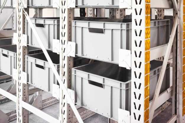 Карго-решения, оборудованные механическими системами с плавным распахиванием, предотвращают выпадение содержимого и способствуют организации пространства. Например, складывающиеся полки помогают закрепить крупногабаритную посуду и упаковки с продуктами, освобождая место для мелочей. Рабочая поверхность и доступ к внутренним отделениям при этом остаются комфортными и безопасными.