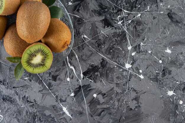 Несмотря на универсальность и привлекательность, натуральные поверхности, такие как камень, могут обладать высокой стоимостью и трудоемкостью укладки, особенно при использовании массивных элементов. В случае древесных материалов – более подвержены царапинам и загрязнениям, что требует регулярного обновления защитных покрытий и использования специальных средств.