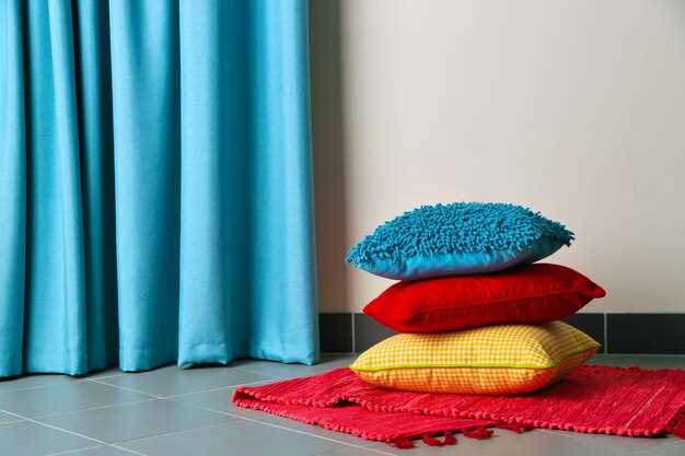 Важно учитывать стилистическое направление интерьера – в классике хорошо сочетаются роскошные ткани с бархатистой текстурой в богатых оттенках бордового, изумрудного или темно-синего. В современном стиле предпочтение отдавайте натуральным, легким материалам в однотонных или аккуратно оттененных гаммах. Совмещение различных тканей и оттенков при тщательном подборе создаст обстановку, где каждый элемент дополняет друг друга и способствует ощущению единства.