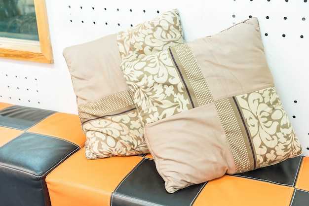 Определите основные цветовые акценты комнаты, выбирая два-три оттенка, создающих приятное визуальное сочетание. Теплые оттенки – терракотовый, горчичный, рыжий – отлично дополняют нейтральные базовые тона в стенах и мебели. Для более спокойной атмосферы подойдут пастельные оттенки синего, мятного или бежевого, которые визуально расширят пространство без перенасыщения. Принцип заключается в нахождении баланс между насыщенными и мягкими цветами, избегая чрезмерных контрастов, которые способны перегружать восприятие.