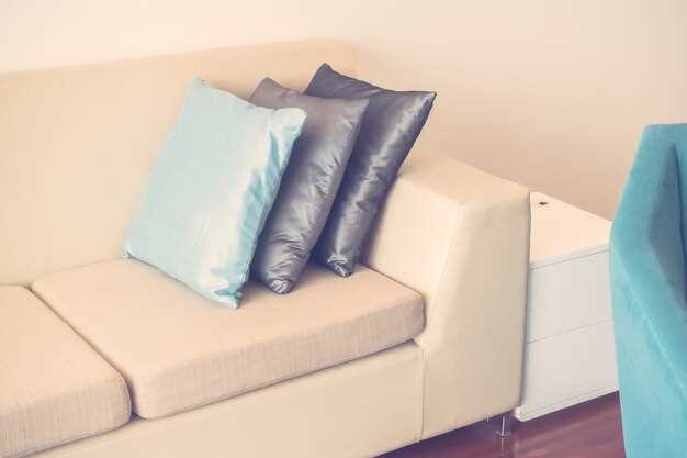 При смешении рисунков необходимо соблюдать пропорции. В больших пространствах используют один крупный рисунок, а остальные заполняют менее заметными деталями. В маленьких комнатах рекомендуется ограничиться двумя-тремя видами узоров для предотвращения ощущения загромождения. Небольшие геометрические или полосатые мотивы отлично дополняют цветочные орнаменты, при этом важно придерживаться общего цветового диалога.