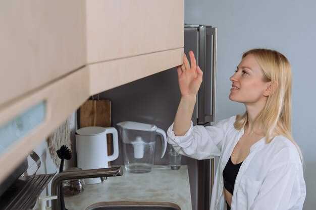 Зачастую имеет смысл разместить дополнительные скрытые розетки на боковых стенках или внутри кухонных шкафов под раковиной для подключения устройств, не всегда используемых одновременно. Такое решение помогает сохранить эстетичный внешний вид и обеспечить возможность быстрого доступа к электросетям при необходимости модернизации или устранения неисправностей. Важный аспект – обеспечить достаточное количество заземлений и защитных устройств, что повысит безопасность эксплуатации всей системы.