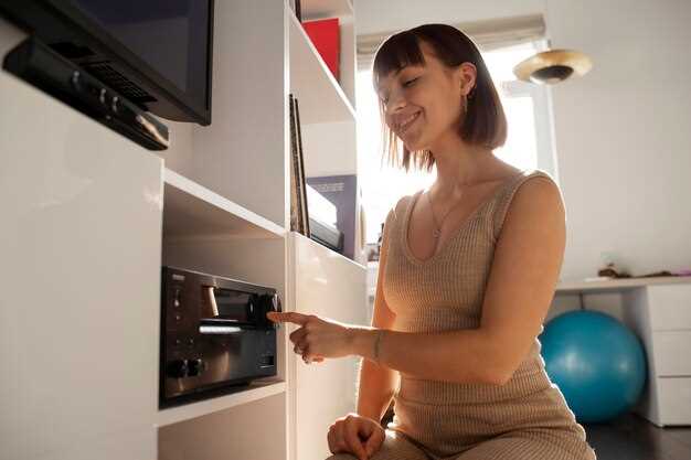 Меньшие приборы, такие как кофемашки, блендеры и тостеры, требуют размещения разъемов примерно на 110-130 см от пола или на уровне рабочей поверхности. Группировка электросетей в нескольких точках для перекрестных участков плиты, раковины и посудомоечной машины позволяет избежать чрезмерного протягивания кабелей через кухню, что уменьшает риск повреждений и обеспечивает удобство использования. Для устройств с постоянным подключением предпочтительно предусмотреть стационарные розетки с автоматическими выключателями.