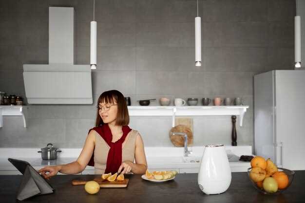 Для обеспечения бесперебойной работы бытовых приборов необходимо предусмотреть расположение электросетей с учетом длины кабелей и габаритов техники. Обычно рекомендуется устанавливать отдельные цепи для основных групп устройств – варочной поверхности, духовки, холодильника и моечной техники – чтобы исключить перегрузки и обеспечить стабильное питание. Расположение розеток в зоне рабочей поверхности должно быть на высоте не ниже 10-15 см от уровня столешницы, что обеспечивает удобство подключения и минимизацию риска повреждений кабелей.