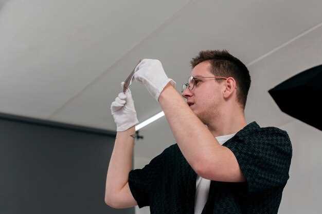 Постоянное застаивание влажного воздуха внутри помещений создает оптимальные условия для размножения грибковых микроорганизмов. Отсутствие правильного воздухообмена приводит к накоплению конденсата на стенах, потолках и в углах, что способствует развитию опасных споров. Важно регулярно проветривать комнату, особенно в отопительный сезон, чтобы снизить уровень влажности и осушить поверхности.