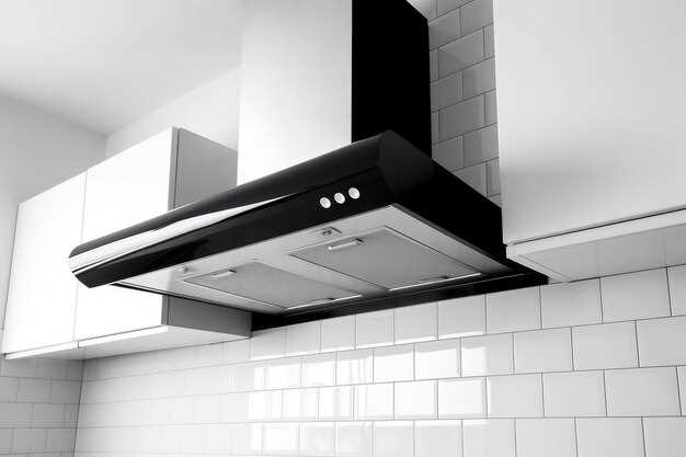 В качестве основных материалов для каналов используют пластик и металл; первый более универсален и прост в монтаже, второй – обладает высокой теплоустойчивостью и долговечностью. При прокладке следует обеспечить минимальное количество соединений, а все стыки герметизировать с помощью специальных уплотнительных лент. Это предотвратит утечку воздуха и снизит шумовые эффекты. Также важно учитывать наличие изолирующих прослоек, особенно в горячих зонах, чтобы избежать конденсации внутри конструкции.