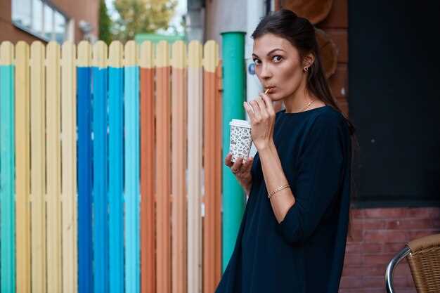 Изготовленные из полимерных материалов или пластика панели обладают высокой стойкостью к коррозии, ультрафиолетовому излучению и механическим повреждениям. Их легко монтировать и обслуживать, а широкий диапазон дизайнов позволяет подобрать вариант, сочетающийся с интерьером участка. В холодных климатических зонах и при сильных морозах пластик сохраняет свои свойства, не трескается и не рассыпается, однако может быть менее прочным по сравнению с металлическими аналогами при длительном механическом воздействии.