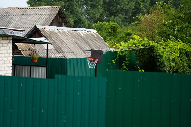 В случаях, когда необходимо обеспечить максимально высокий уровень защиты и скрытность, применяют монтаж массивных стен из камня или бетона. В отличие от стандартных деревянных или металлических вариантов, монолитные конструкции не требуют регулярного обслуживания и демонстрируют стойкость к внешним воздействиям. Их можно дополнительно украсить зеленью или декоративными элементами, что создаст гармоничное сочетание с ландшафтом и повысит уровень конфиденциальности.