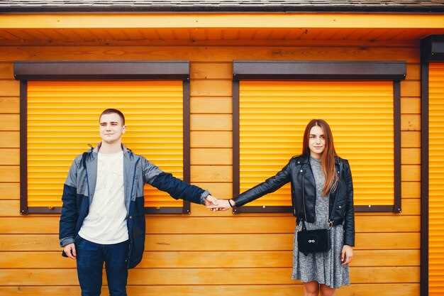 Деревянные ограждения создают более мягкий и эстетичный вид участка, отлично сочетаются с природной средой. Они требуют регулярной обработки антисептиками и покрытий, защищающих материал от гниения и вредителей. Невысокая стоимость и возможность самостоятельного изготовления делают их популярными для частных территорий. В условиях повышенной влажности или частых осадков дерево склонно к быстрому разрушению без соответствующих защитных мер.