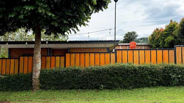 Металлические конструкции, особенно из оцинкованной или окрашенной стали, подходят для участков с интенсивным воздействием атмосферных факторов, таких как сильные ветры или повышенная влажность. Они обеспечивают долгий срок службы и требуют минимум ухода, однако установка таких элементов может потребовать монтажа мощных опорных конструкций и специальной защиты от коррозии. Особенно эффективны для границ промышленных объектов и хозяйственных территорий, где важна высокая прочность и устойчивость к физическому воздействию.