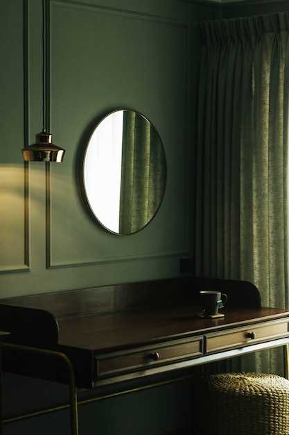 Комментарии о размещении зеркальных поверхностей в стратегических точках показывают, что важно избегать чрезмерного количества зеркал в узких коридорах или тесных коридорах, чтобы не создавать ощущение нехватки свободного пространства. Лучше сосредоточиться на балансированном расположении, которое подчеркнёт архитектурные особенности и гармонично впишется в дизайн.